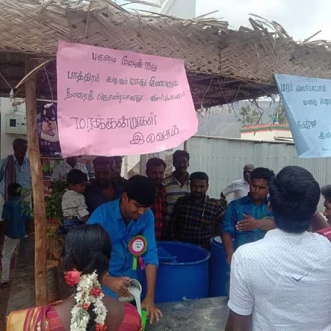 `` மரக்கன்று வாங்கினால்தான் நீர்மோர்!" - தேர்த்திருவிழாவில் செல்லமாக கோரிக்கை வைத்த இளைஞர்கள்