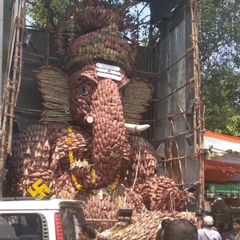 சென்னையில் வாழைப்பூ, தேங்காயால் உருவாக்கப்பட்ட பிரமாண்ட விநாயகர் சிலை!