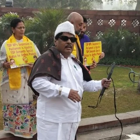 மக்களவையில் ஒலித்த `நான் ஆணையிட்டால்’ பாடல்! - எம்.ஜி.ஆர் வேடத்தில் நாடாளுமன்றத்துக்கு வந்த எம்.பி