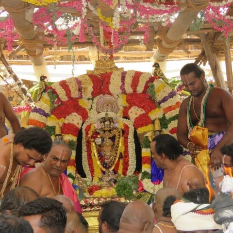 சிவகங்கை அருகே நடைபெற்ற திருக்கோஷ்டியூர் தெப்பத் திருவிழா! - வழிபாடு செய்ய குவிந்த பக்தர்கள்