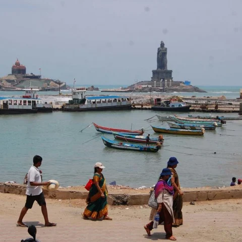 3 நாள்களுக்குப் பிறகு கன்னியாகுமரியில் படகு சேவை தொடங்கியது!