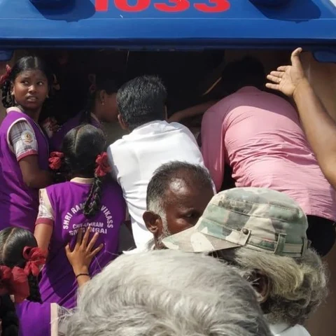 சிவகங்கை அருகே பள்ளிவாகனத்தில் மூச்சு திணறி மாணவிகள் மயக்கம்!