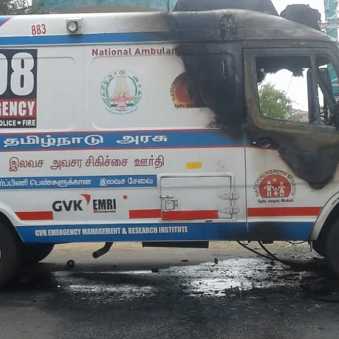 நடுரோட்டில் எரிந்த 108 ஆம்புலன்ஸ்! - நூலிழையில் உயிர் தப்பிய நோயாளி