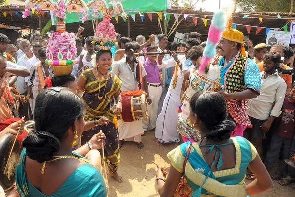 வெளிநாட்டினர், அதிகாரிகள், பொதுமக்கள் இணைந்து கொண்டாடிய உற்சாக பொங்கல்!