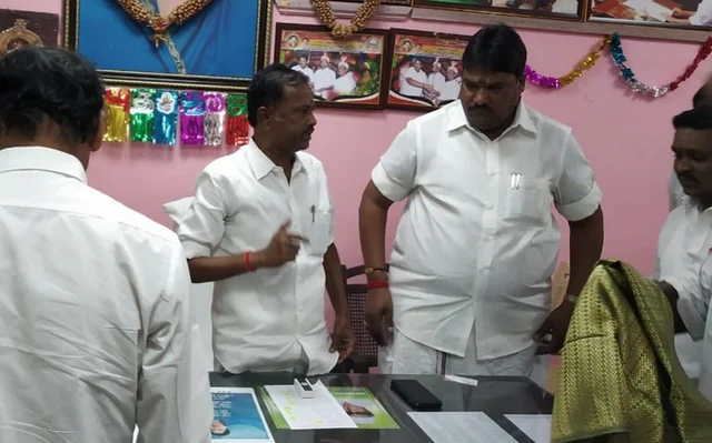 `ஒத்துழைக்கலன்னா, என் ரியாக்ஷன் வேற மாதிரி இருக்கும்!'- சூடான அமைச்சர் சேவூர் ராமச்சந்திரன்