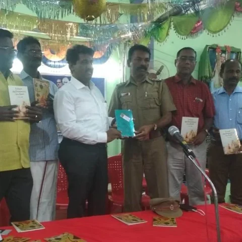 வித்தியாசமான முறையில் புத்தகத்தை வெளியிட்டது த.மு.எ.க சங்கம்!