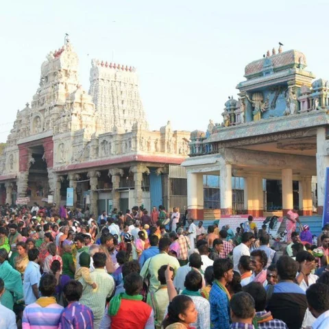 இணை ஆணையர், 5 பேர் மீது வழக்கு பதிவு! - திருச்செந்தூர் கோயிலில் சிலை மாற்றப்பட்ட விவகாரத்தில் திருப்பம்