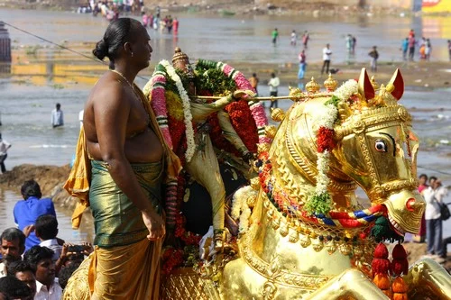 பச்சை பட்டு உடுத்தி வைகையாற்றில் இறங்கினார் கள்ளழகர்