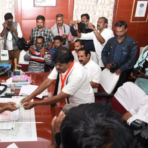 டெபாசிட் பணம் கொண்டுவராத அ.தி.மு.க வேட்பாளர்! - பணத்தைக் கொடுத்து நிலைமையைச் சமாளித்த எம்.பி