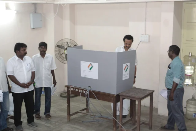 தமிழகத்தில் 37 தொகுதிகளில் ஓட்டுப்பதிவு நிறைவு! - 69.55 சதவீதம் வாக்குகள் பதிவானதாக தகவல் #LiveUpdates #Electionwithvikatan