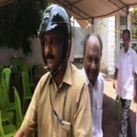 கேரளாவில் பந்த் - லிப்ட் கேட்டு கட்சி அலுவலகம் சென்ற முன்னாள் ராணுவ அமைச்சர்!
