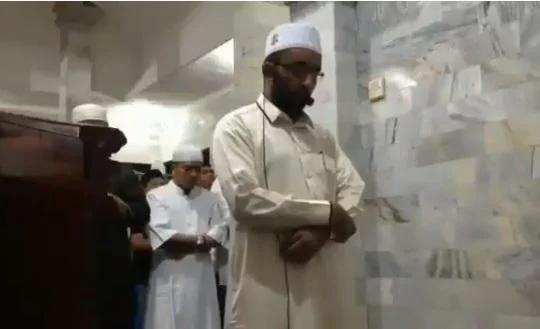 நிலநடுக்கம் ஏற்பட்ட அந்த நிமிடம்..! - மெய்சிலிர்க்க வைக்கும் தொழுகை வீடியோ #Indonesia
