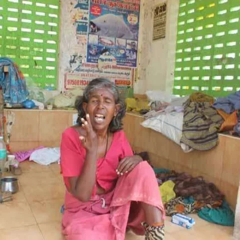''இப்ப எனக்காக வாழுறேன்!" - பேருந்து நிறுத்தத்தை வீடாக்கிய பவளக்கொடி அம்மா இப்போது...