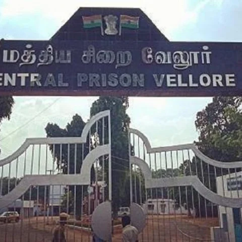 `சொல்லுங்க அண்ணே ஏதாவது வேணுமா!’- வேலூர் சிறைக்காவலர்களால் குதூகலிக்கும் கைதிகள்