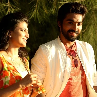 கடவுள் காப்பாற்றினாரா குமாரை? - 'கடவுள் இருக்கான் குமாரு' விமர்சனம்