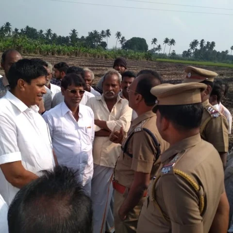 `அமைச்சர் இல்லாமல் எப்படி நடத்தலாம்’ - கோஷ்டி பூசலால் பாலம் பூமி பூஜை நிறுத்தம்