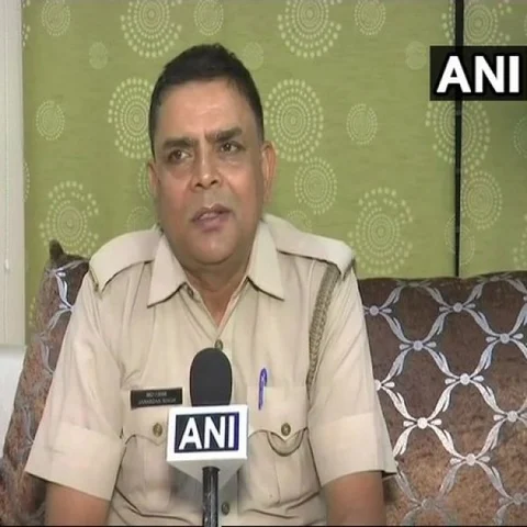 வீட்டில் காலில் விழும் ஐ.பி.எஸ் அதிகாரி; வேலையில் சல்யூட் அடிக்கும் கான்ஸ்டபிள்! - நெகிழ வைக்கும் தந்தை-மகன் பாசம்