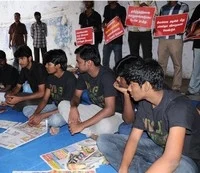 காங்கிரஸ்காரர்கள் மீது நடவடிக்கை கோரி மாணவர்கள் உண்ணாவிரதம்!