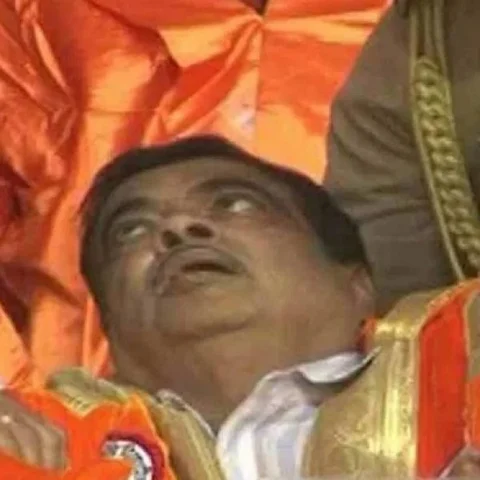 கண்கள் சொருகியபடி கீழே சரிந்த கட்கரி! - தாங்கிப் பிடித்த ஆளுநர்