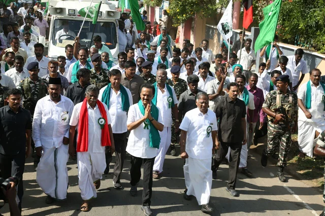 `பிரச்னை தீரும்வரை கொடியை இறக்கப்போவதில்லை!’ - காவிரி உரிமை மீட்புப் பயணத்தில் முழங்கிய தி.மு.க-வினர்