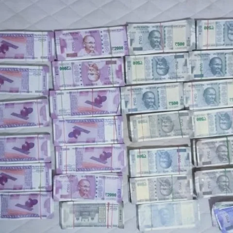 அறை எண் 302ல் 50 லட்சம் ரூபாய்; காட்டிக்கொடுத்தது யார்? - பதற்றத்தில் கடத்தல் கும்பல்