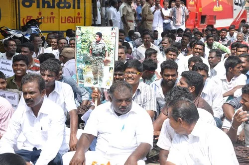 மீனவர்களை விடுவிக்க கோரி ராமேஸ்வரம் மீனவர்கள் சாலை மறியல் (படங்கள்)