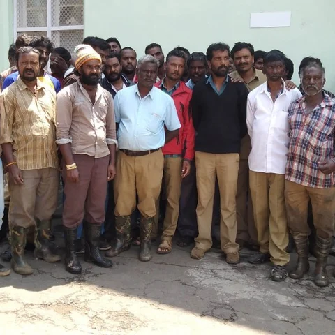 தலையில் குப்பையைக் கொட்டிய இளைஞர் - கொதித்தெழுந்த நீலகிரி மாவட்ட தூய்மைப் பணியாளர்கள்!