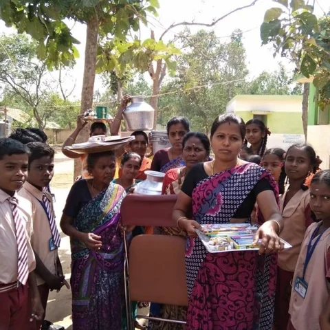 புதுக்கோட்டையில் அரசுப் பள்ளிக்கு கல்விச்சீர்! மாணவர்களுக்கு பெற்றோர்கள் கொடுத்த சர்ப்ரைஸ்