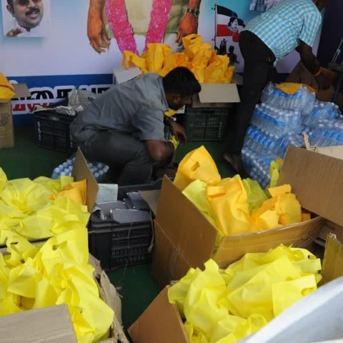 காரைக்குடி அ.ம.மு.க அலுவலகம் திறப்பு விழாவில் பிரியாணி - படம் பிடித்த செய்தியாளர்களைத் தாக்கிய மா.செ