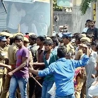 சென்னையில் கத்தியுடன் இரு கல்லூரி மாணவர்கள் மோதல்!