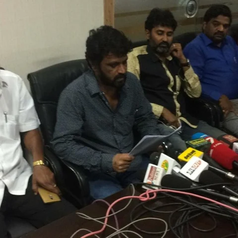 `தயாரிப்பாளர் சங்கத் தலைவர் பதவியிலிருந்து விலகுங்கள்' - விஷாலுக்கு எதிராகச் சேரன் போர்க்கொடி
