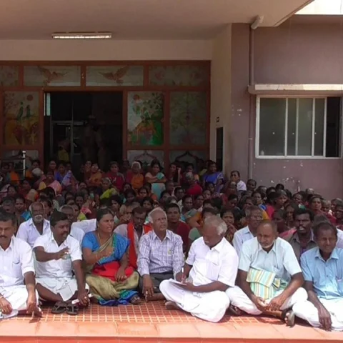 கோவில்பட்டி வட்டாட்சியர் அலுவலகத்தில் தீப்பெட்டித் தொழிலாளர்கள் காத்திருப்பு போராட்டம்!