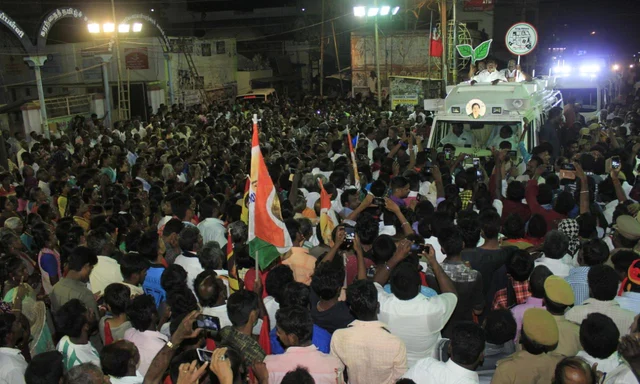 `மண்புழுபோல் நானும் விவசாயிகளின் நண்பன்!’ - பிரசாரத்தில் நெகிழ்ந்த எடப்பாடி பழனிசாமி