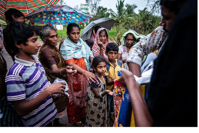 `நீங்களும் பசியாக இருப்பீர்கள்' - நிவாரணம் கொடுக்க வந்தவர்களை நெகிழ வைத்த பெண்மணி!