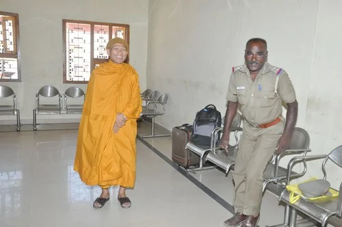 இலங்கை பற்றி தகவல் சேகரித்த புத்தபிட்சு போலீஸில் ஒப்படைப்பு (படங்கள்)