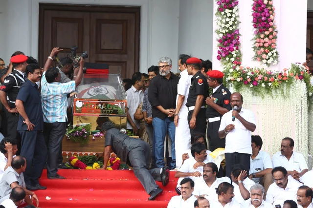 Live update: மெரினாவில் விதைக்கப்பட்டார் கலைஞர்! #Karunanidhi