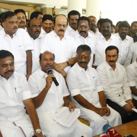 `கூட்டணிக்குப் பிறகாவது இதை நீக்கியிருக்கலாம்!'- வருந்தும் அ.தி.மு.க, சர்ச்சையில் பா.ம.க இணையதளம்