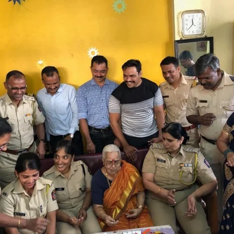 `அவர் எங்களுக்கும் அம்மாதான்; தனித்து விட மனமில்லை’- மும்பை காவல்துறையினருக்குக் குவியும் பாராட்டுகள்