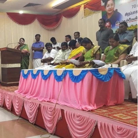 கூட்டத்தில் மோதிக்கொண்ட அ.தி.மு.க-வினர்! - அதிர்ந்துபோன அமைச்சர் ராஜலட்சுமி