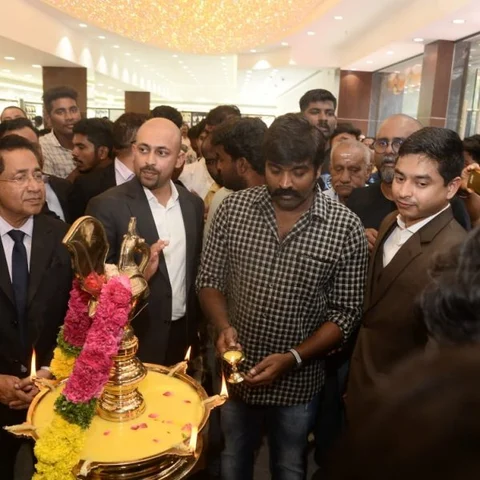 `அறிவும் சேவைத்திறனும் உள்ள யாரும் அரசியலுக்கு வரலாம்!' - விஜய் சேதுபதி