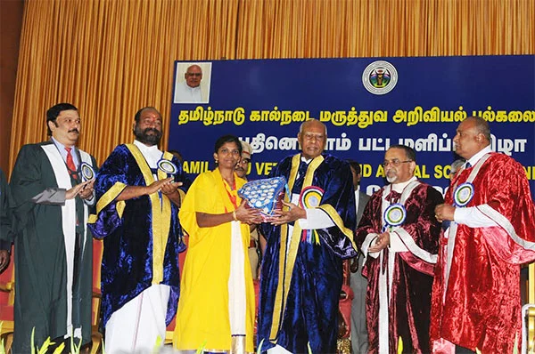 32 பதக்கங்களை அள்ளிய மாணவி; இளநிலை கால்நடை அறிவியல் படிப்பில் அபாரம்!