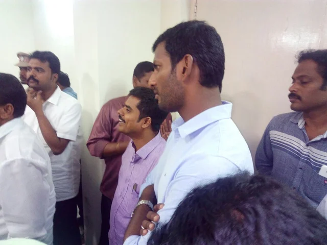 விஷாலின் வேட்புமனு பரிசீலனை நிறுத்திவைப்பு..!