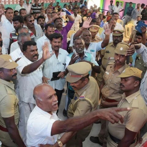 `எங்களை சுலபமா ஏமாத்திடலாம்னு நினைச்சீங்களா?' - ஓ.என்.ஜி.சி கருத்து கேட்புக் கூட்டத்தில் கொந்தளித்த விவசாயிகள்