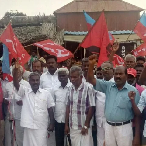 போலீஸ் தாக்குதலுக்கு எதிராகக் களமிறங்கிய கம்யூனிஸ்டுகள்!