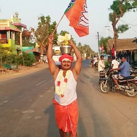 `அண்ணன் ஹெச்.ராஜா வெற்றி பெறணும்!'- பால்குடம் சுமந்து 18 கி.மீ பாதயாத்திரை சென்ற பா.ஜ.க பக்தன்