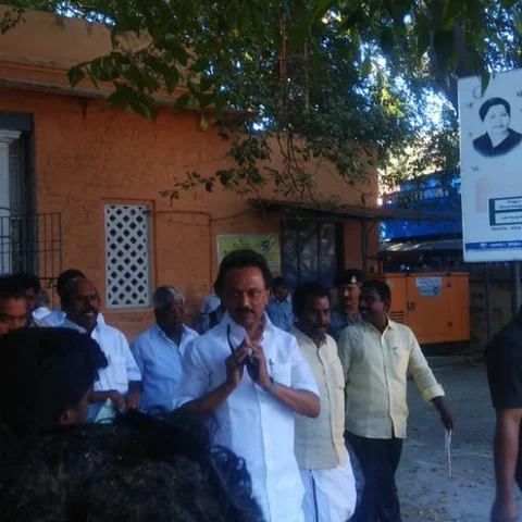 மாமல்லபுரத்தில் தி.மு.க-வுக்கு புதிய அலுவலகம்! - பத்திரப்பதிவை நிறைவு செய்த ஸ்டாலின்