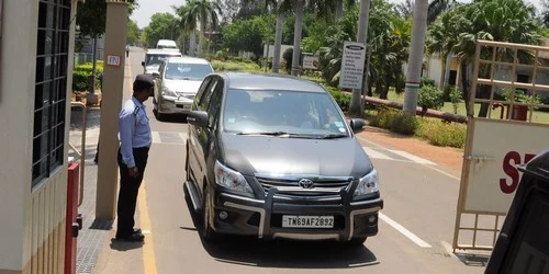 ஸ்டெர்லைட் ஆலையை ஆய்வு செய்வதற்காக வந்தது 4 பேர் குழு (படங்கள்)