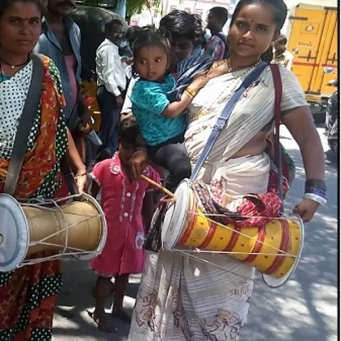 ''எங்க பாசம் பிள்ளைகளுக்குத் தெரியல... பிள்ளைங்க பாசம் எங்களுக்குத் தெரியல..!'' - கலங்க வைக்கும் நாடோடித் தாய்