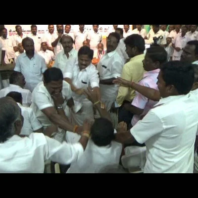 'சசிகலாவை பொதுச்செயலாளராக ஏற்றுக்கொள்ள முடியாது' - எதிர்ப்பு தெரிவித்த நிர்வாகிக்கு அடி உதை.