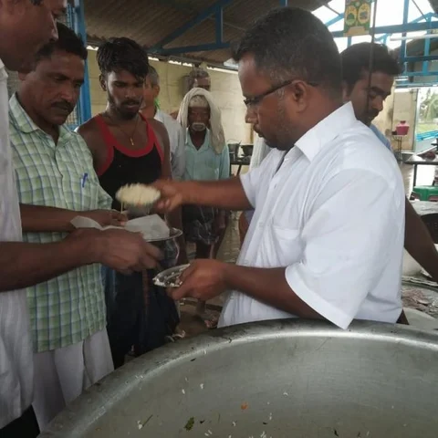 கஜாவால் சிதைந்த ஹோட்டல்; மக்களுக்கு இலவச உணவளிக்கும் அயூப்கான்! - நெகிழும் மல்லிப்பட்டினம் மக்கள்